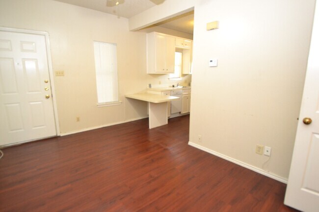 Foto del edificio - 4401 Speedway- Free Cable and Internet-Available for August!