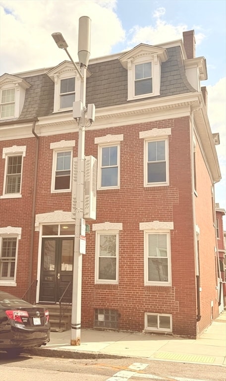 Building Photo - 675 E 7th St