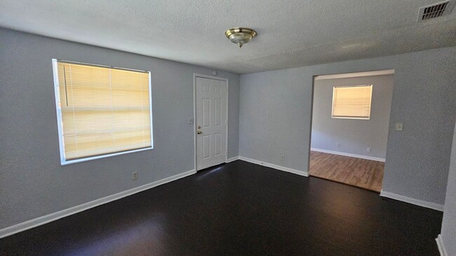 Building Photo - 2562 Rickenbacker St