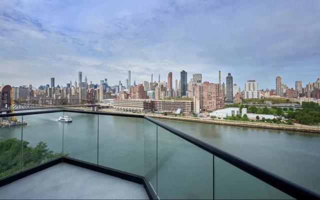 Foto del edificio - 2 bedroom in Queens NY 11106