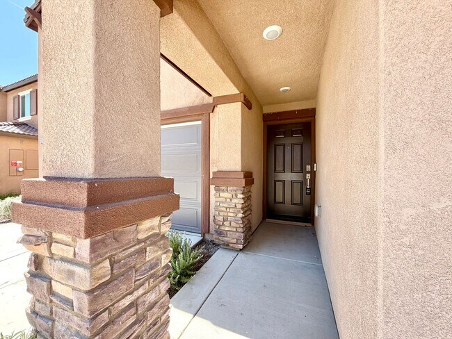 Foto del edificio - Modern 4 Bedroom 3 Bathroom Living with INCLUDED Solar & Entertainer’s Backyard