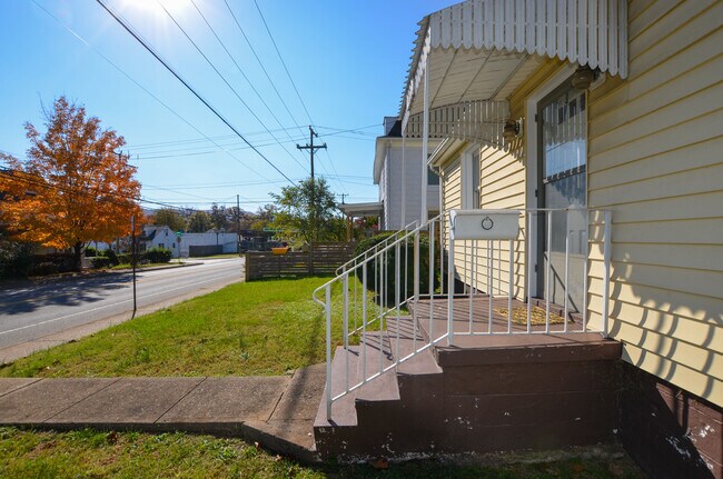 Building Photo - 1115 Avon St