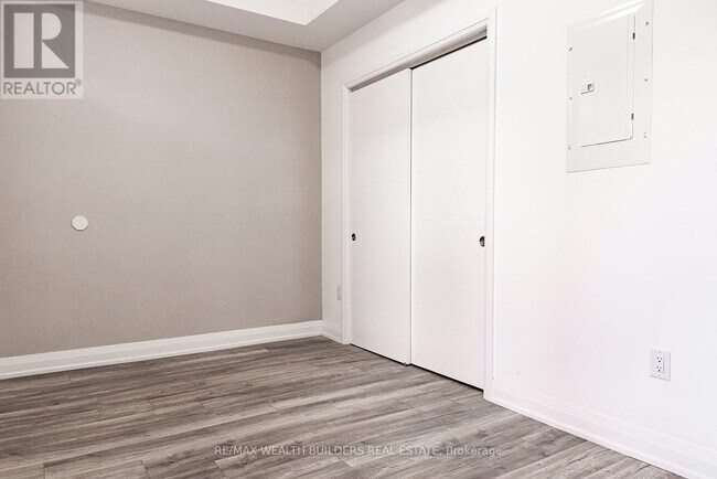 Building Photo - 213 Jarvis St