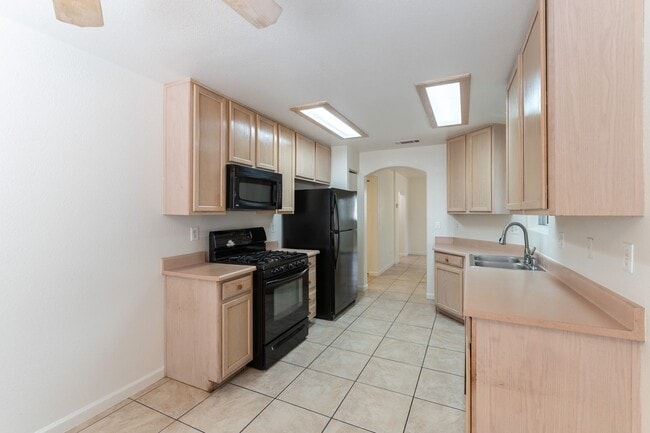 Building Photo - Two Bedroom Downstairs Condo