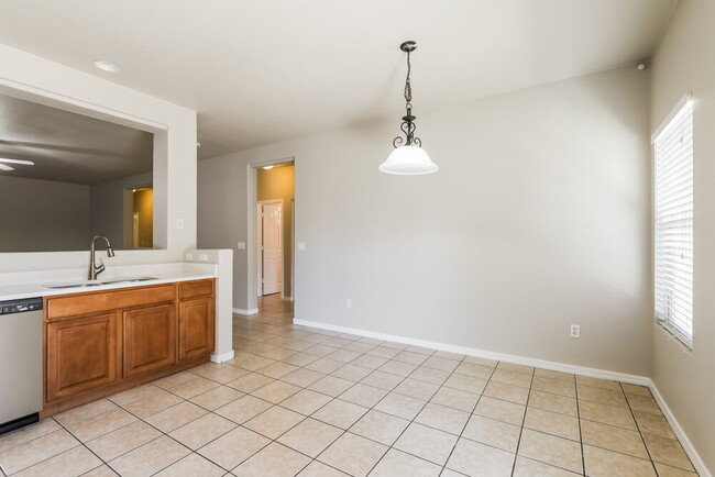 Building Photo - 103 W Calle Mantilla