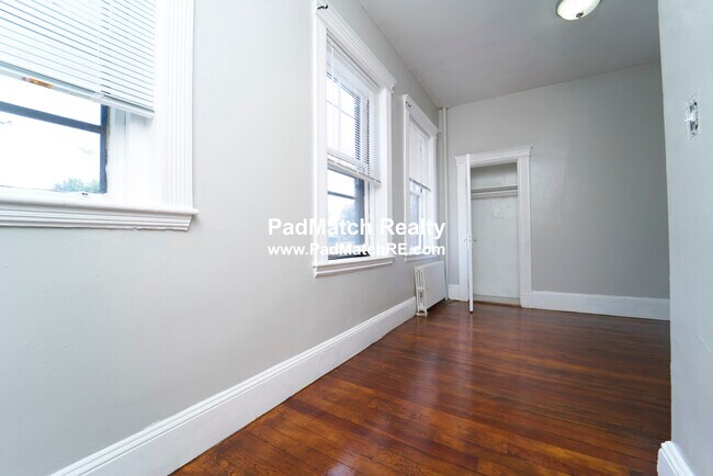 Building Photo - 447 Park Dr