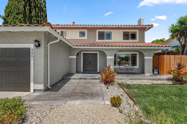 Building Photo - 3661 Slopeview Dr