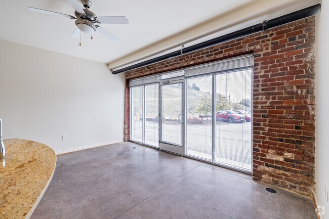 2 habitaciones, 2 baños - 980 pies cuadrados - Sala de estar - The Lofts at Shiplock Watch