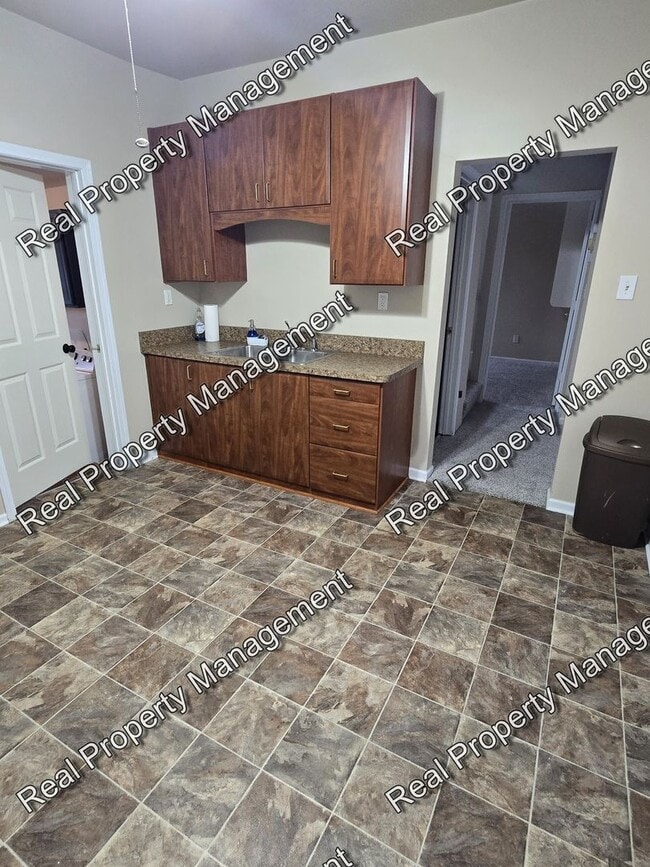 Building Photo - Three Bedroom with Oversized Garage
