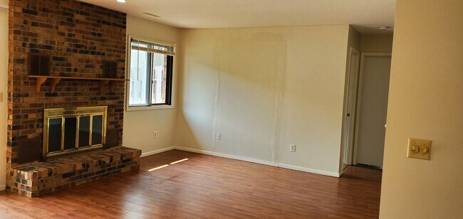 Building Photo - 103 Huntington Dr