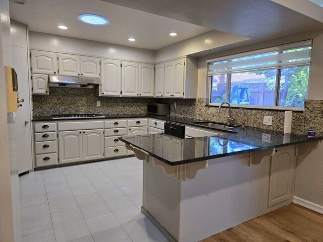 Building Photo - 6390 Bose Ln