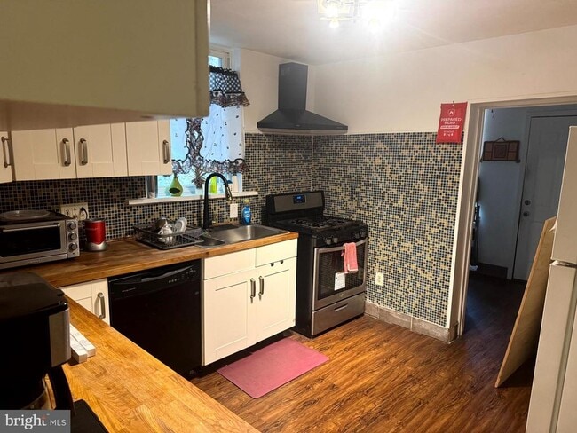 Building Photo - 5707 Lansdowne Ave