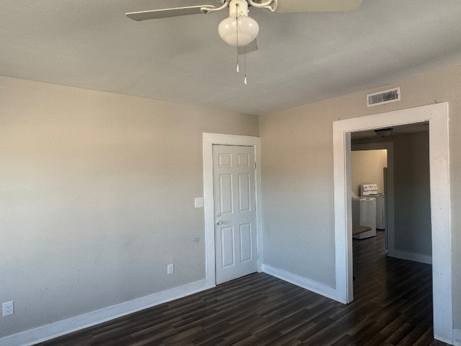 Building Photo - 385 Church St N