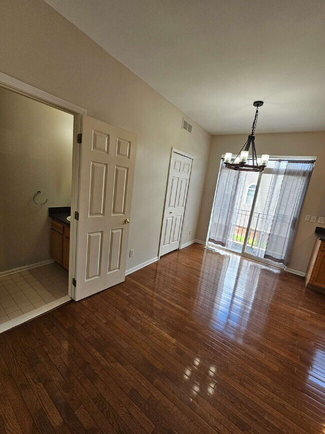 Foto del edificio - 3-Level Condo in Prime Sterling Heights Location. 2 Bed, 2 Full Bath, 2 Half Baths | 2-Car Garage...