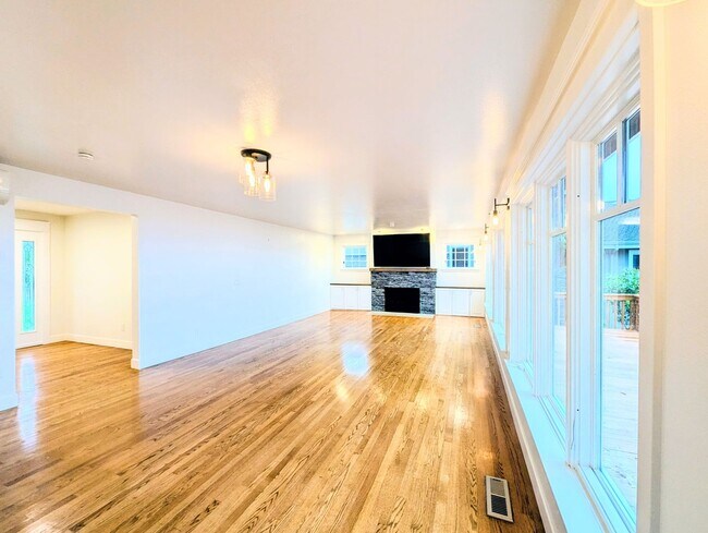 Building Photo - 4Bd/2.75Ba Mukilteo House