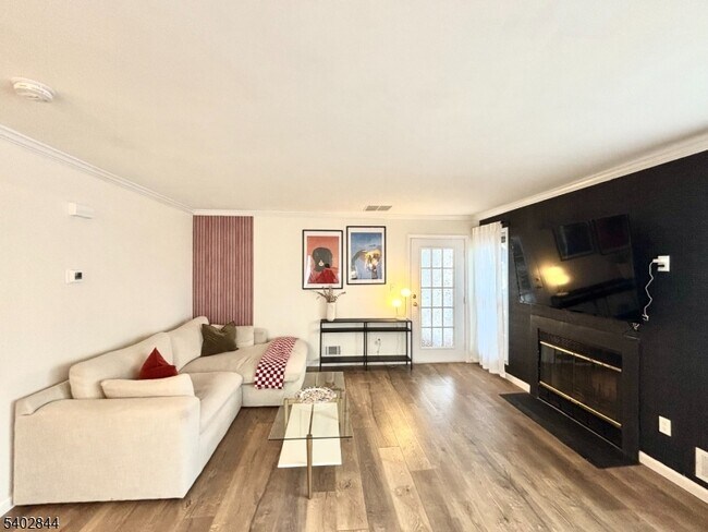 Foto del edificio - 702 Pinehurst Ct