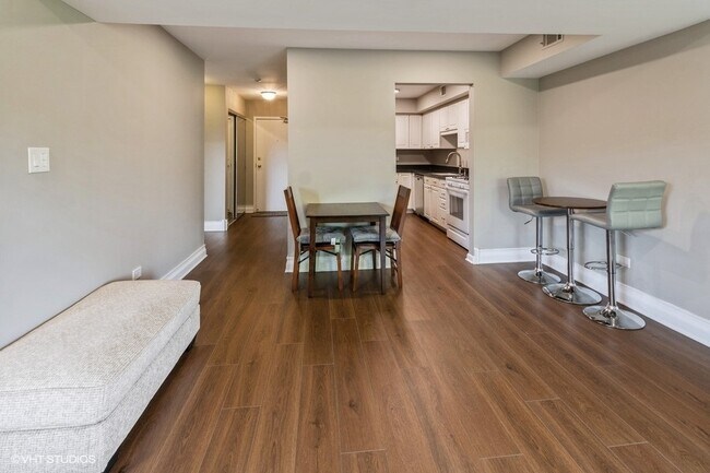 Foto del edificio - 6425 Clarendon Hills Rd