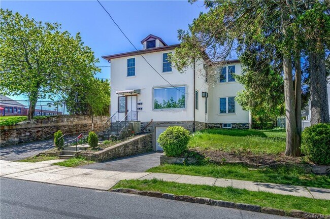 Foto del edificio - 12 Bellew Ave