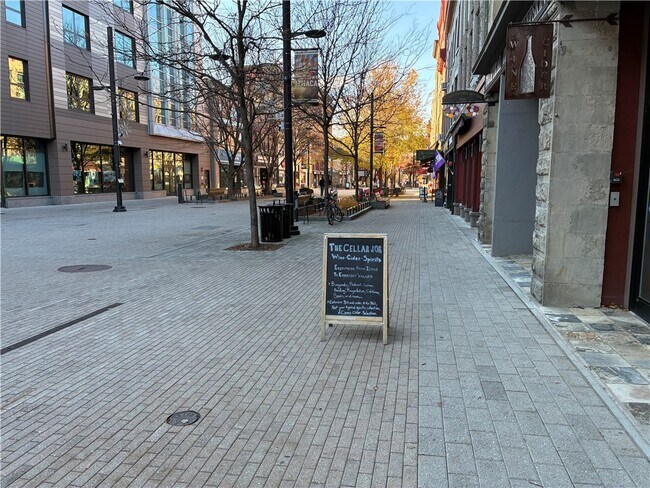 Foto del edificio - 136 E State St