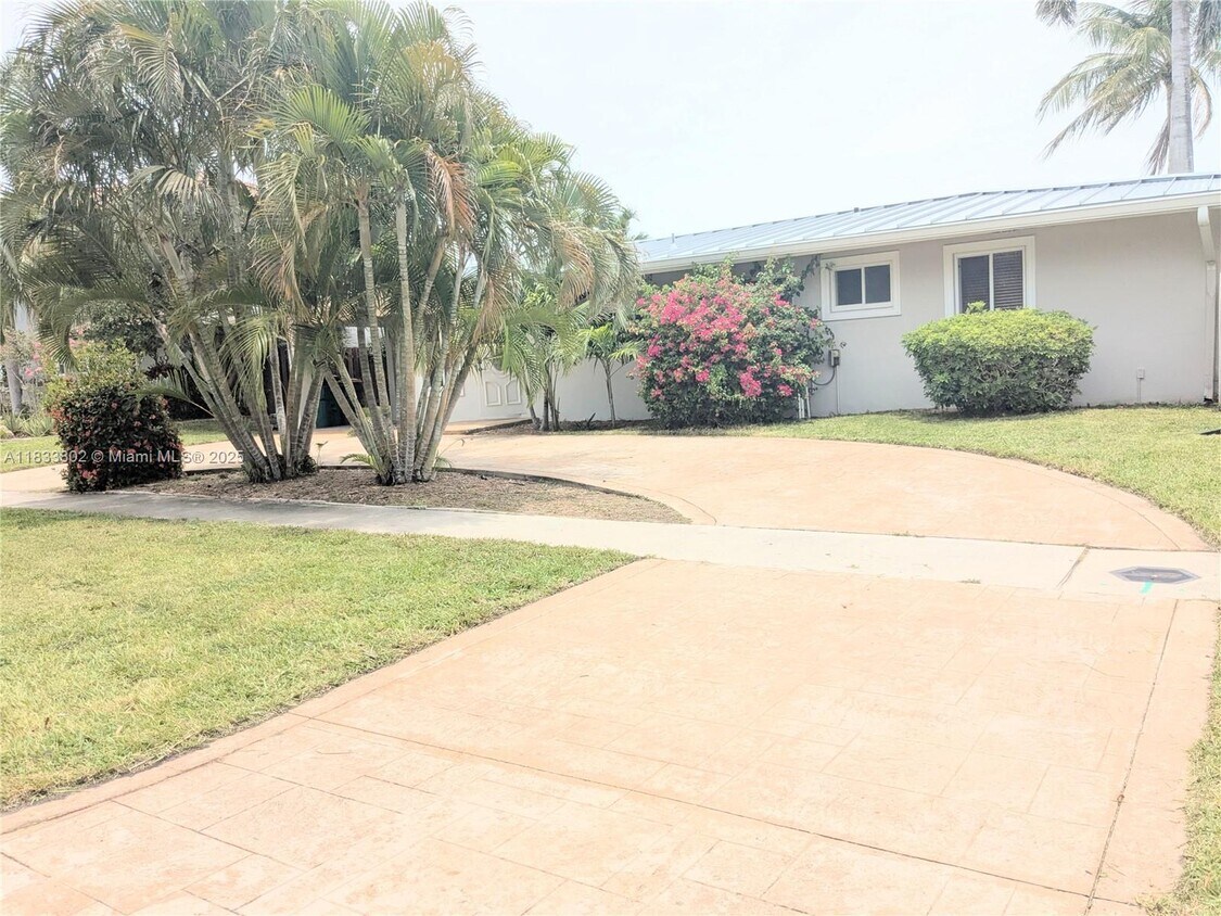 Foto principal - 4940 NE 27th Ave
