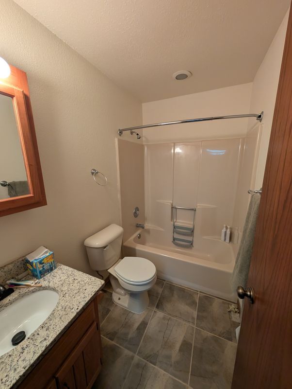Foto del edificio - W167N11167 Queens Ct
