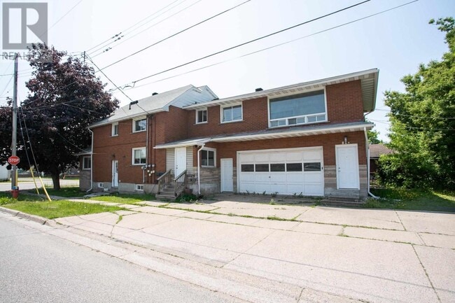 Photo du bâtiment - 2 Bedroom Upper-Level Unit – Parking & In-Unit Laundry – $1,549/month + Utilities