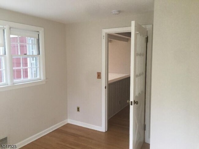 Foto del edificio - 23 Crestwood Dr