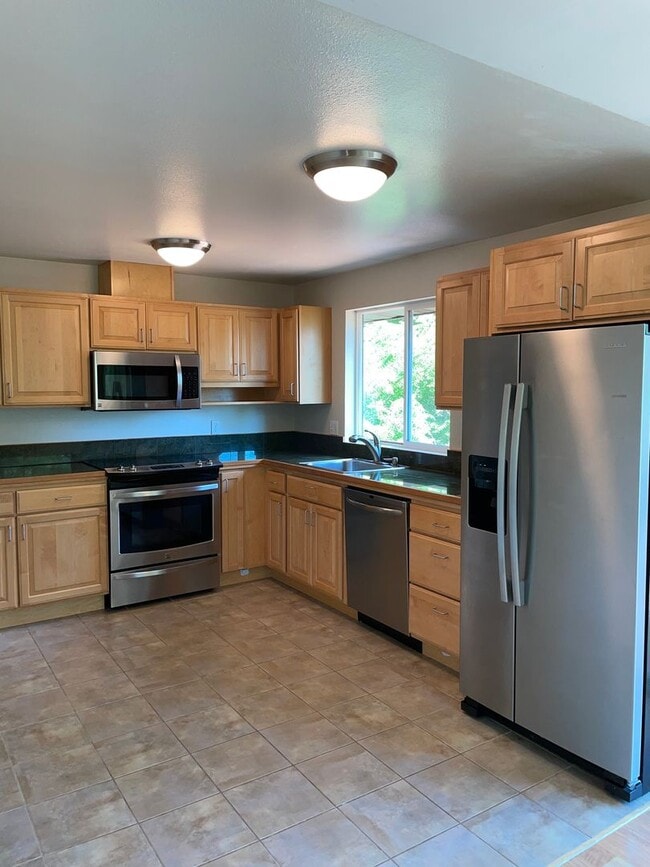 Building Photo - 3Bd/ 2BA Single family home in quiet neigh...