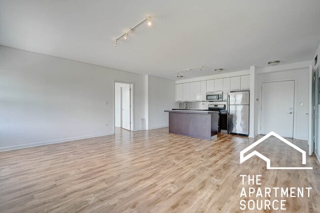 Building Photo - 1544 W Glenlake Ave