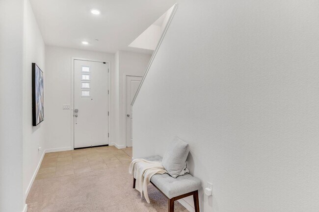 Foto del edificio - Spacious 3-Story Home in Rancho Cordova