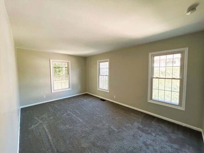 Building Photo - 13 Charleston Square