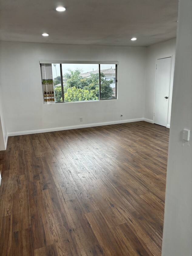 Large living room w/closet - 3421 W 109th St