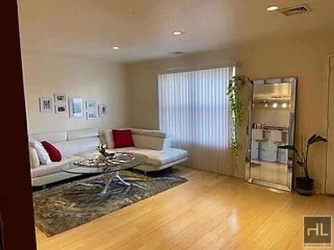 Building Photo - Incredible Furnished 1 Br Union Avenue