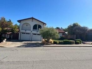 Building Photo - 817 Forest Glen Dr