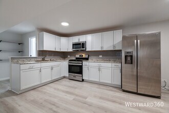 Building Photo - 4018 W Oakdale Ave