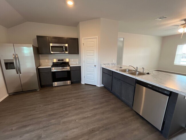 Foto del edificio - Half Off Move-In — 4 Bed, 2 Bath in Park Place