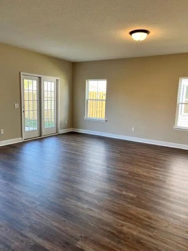 Building Photo - g 3-bedroom, 2.5-bathroom, two-story home ...