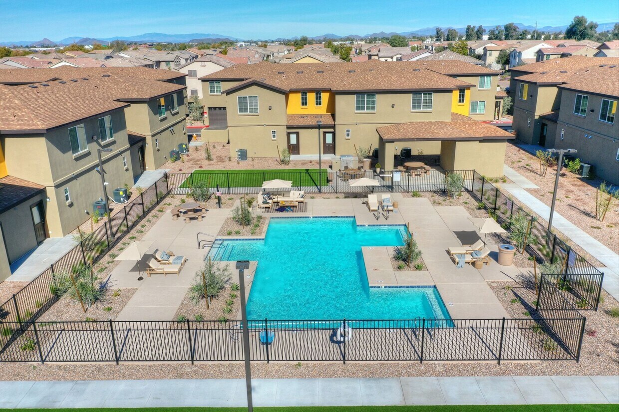 Vista aérea del área de la piscina - San Vicente Townhomes