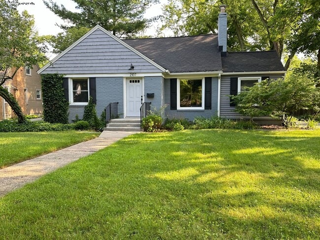 Building Photo - Single Family - East Grand Rapids Schools!