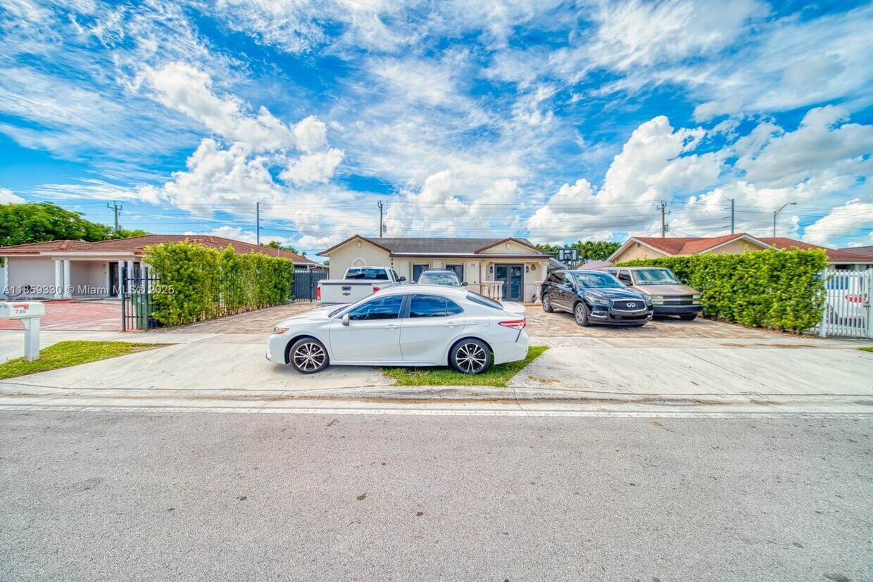 Foto principal - 720 NE 1st Pl