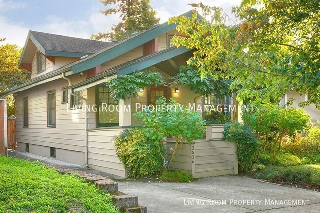 Building Photo - Renovated Grant Park Craftsman With A Desi...
