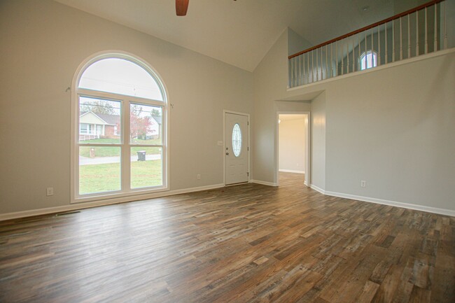 Building Photo - Pet Friendly Three Bedroom!