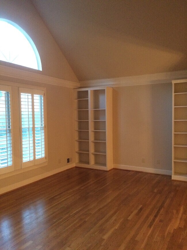 Foto del edificio - Spacious 4Bedroom/3.5 Bathroom in Lullwate...