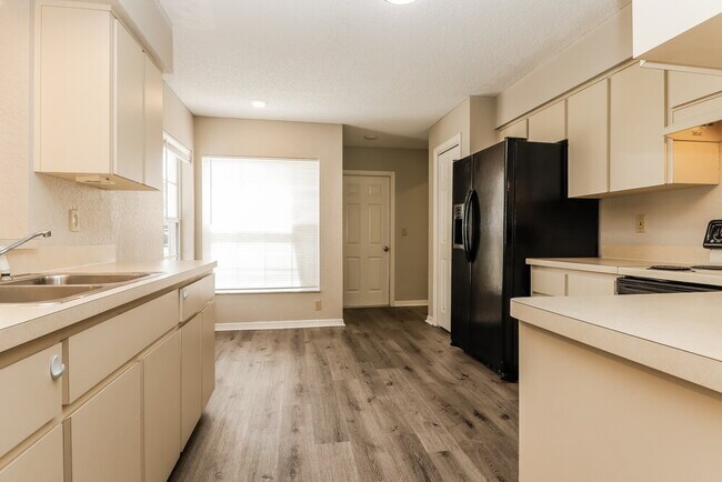 Foto del edificio - 3352 Bluestone Ave