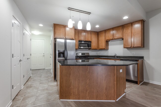 Building Photo - ReVerb Century Station Apt! (3200 S Oak Park)