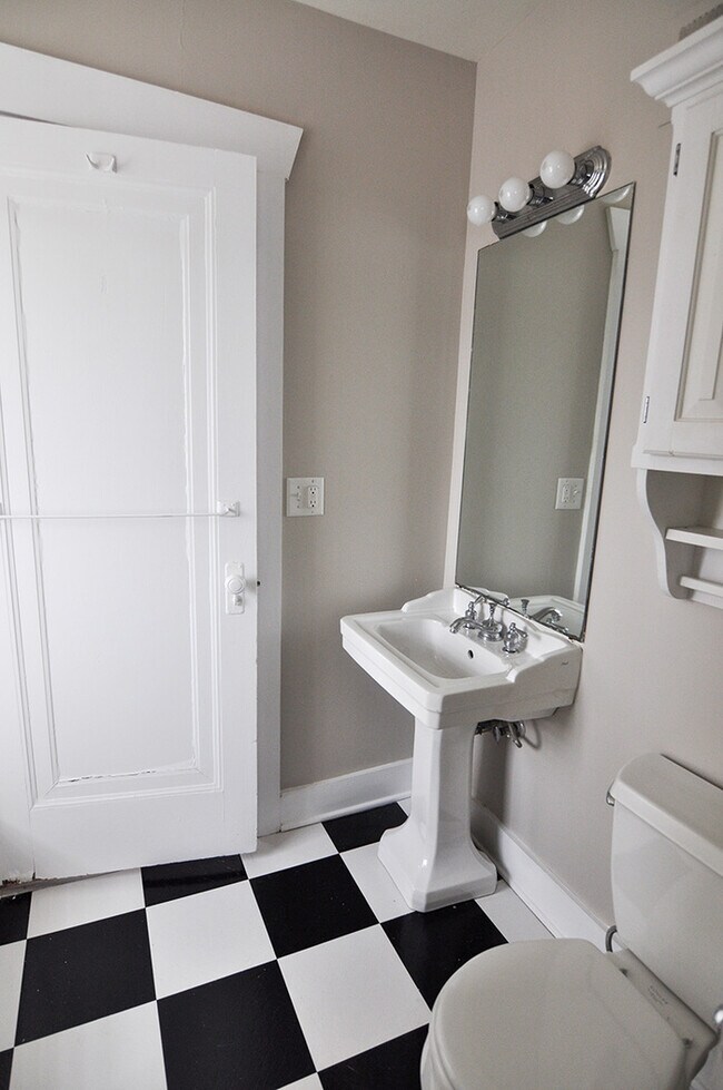 Foto del edificio - 2-Bed 1-Bath in Southmoreland Neighborhood!