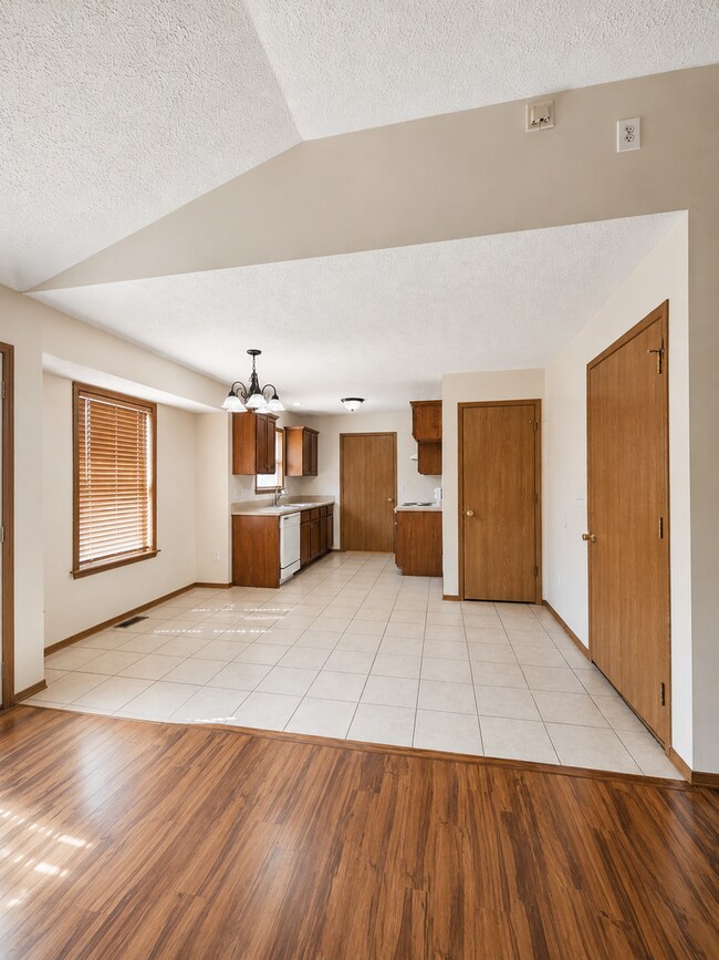 Building Photo - 842 Lorenza Dr