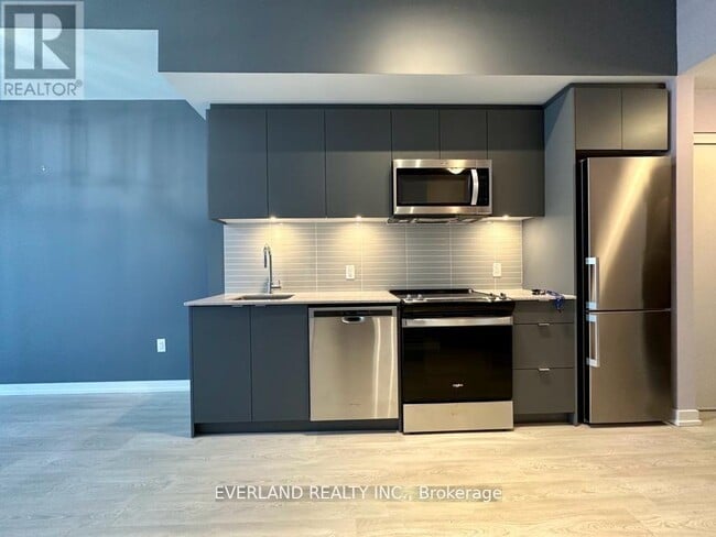 Photo du bâtiment - 8868-8868 Yonge St