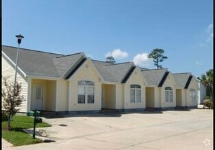 Building Photo - 15300 Dismuke Dr