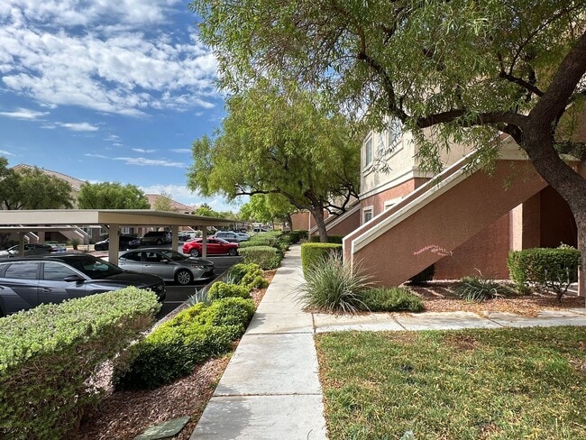 Building Photo - Silver Pines